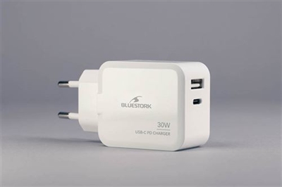 Bluestork PW-NB-30-C-A/2 El cargador Bluestork 30W USB-C PD 3.0 es el accesorio ideal para cargar tus dispositivos de forma rápida y segura. Con su tecnología Power Delivery, este cargador de red universal de 30 vatios permite una carga rápida y eficiente. Ya sea para su teléfono, tableta o incluso su consola Switch, este cargador es compatible con una amplia gama de dispositivos gracias a sus puertos USB y USB-C. No pierdas más tiempo esperando a que se carguen tus dispositivos. Gracias a la tecnología Power Delivery, este adaptador compacto ofrece mayor potencia para reducir los tiempos de carga. Ya no es necesario hacer malabares entre diferentes cargadores, el cargador Bluestork USB-C PD 3.0 de 30 W le ofrece versatilidad con sus 2 puertos de carga USB y USB-C.