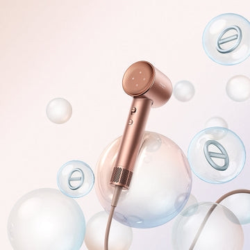 Dreame 01040100000085 Sécate el pelo a la vez que lo cuidas con Hair Glory.Con un potente flujo de aire, una avanzada tecnología de iones negativos, un diseño ligero y un control preciso de la temperatura, Hair Glory hace que el secado del cabello sea rápido, sencillo y cómodo. El diseño de alta calidad y los intuitivos indicadores LED proporcionan un aspecto tan excepcional como el que conseguirás en el cabello con Hair Glory, con un diseño compacto para que puedas guardarlo fácilmente. Cuida tu cabello y deja que brille en su máximo esplendor.Secado potente y eficiente.Sécate el pelo de forma rápida y sin esfuerzo con un flujo de aire potente. Un motor de 110 000 rpm genera una velocidad de aire de 70m/s* y un volumen de aire de 55 m³/h* para ofrecer un secado potente que separa el cabello húmedo para llegar a las raíces y elimina la humedad del cuero cabelludo. Además, permite secar melenas hasta los hombros en tan solo 2 minutos*.2 minutos: basado en pruebas en un entorno controlado. El tiempo puede variar en el uso real en función del entorno y la textura, el grosor y la longitud del pelo que se seque.Ligero para un uso cómodo.Un diseño ligero de 345g con un cilindro principal compacto de 82mm hace que el secado del cabello sea más relajante y menos agotador. Fabricado con materiales ligeros y un diseño muy eficiente para minimizar el cansancio durante el uso y mantener la discreción al transportarlo o guardarlo.Cuida de tu pelo.Los 300 000 000 de aniones/cm³ ayudan a neutralizar la electricidad estática y a alisar el pelo. Una descarga negativa completa mejora 30 veces* la concentración de aniones con respecto al modelo anterior. Estos iones negativos ayudan a cerrar la cutícula del cabello, a nutrirlo y a mantener la humedad.Basado en pruebas realizadas en el laboratorio de Dreame.Tecnología avanzada para un rendimiento superior.Un termistor NTC y un microprocesador avanzado se combinan para controlar la temperatura, que se comprueba 100 veces por segundo*, para obtener un efecto uniforme y constante que reduce de forma efectiva las puntas abiertas, el cabello dañado y la pérdida de color.Personaliza el secado.Sécate fácilmente el pelo como quieras con 4 niveles de temperatura y 2 velocidades de flujo de aire. Cambia a aire frío para un secado a baja temperatura en los días calurosos de verano, a una temperatura constante de 57 °C para conseguir un secado uniforme con aire caliente, a alta temperatura para un secado rápido o a ciclos de calor/frío para rizar o ahuecar.Secado potente y menos molesto.Un potente motor sin cepillo con una estructura vertical optimizada ofrece un flujo de aire sólido y genera menos de 76 dB de ruido. Sécate el pelo sin aislarte por completo del mundo que te rodea para secarlo de forma más agradable.2 capas de aislamientoEl aislamiento plástico de doble capa en el mango reduce el ruido del motor.Sistema de flujo de aire optimizadoUn sistema optimizado de entrada, rejilla, deflector y salida de aire hacen que el funcionamiento sea suave y silencioso.Diseño avanzado del motorUn único impulsor de motor proporciona una mayor salida de aire con una sola rotación.