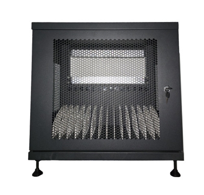 Ewent EW1714 La estación de carga móvil está diseñada para almacenar y cargar hasta 14 dispositivos simultáneamente. Es compatible con una amplia gama de dispositivos, incluidos iPads, Chromebooks, Ultrabooks, Netbooks, MacBooks, tabletas, teléfonos inteligentes y más.Para garantizar una ventilación óptima, la puerta frontal y el panel trasero están perforados. Además, la seguridad se mejora con una cerradura con llave. Los paneles laterales fijos cuentan con una sección perforada central para facilitar el intercambio de calor y los orificios para el paso de cables están equipados con pasacables de goma. En el interior, un estante con 14 divisores de metal y pasacables permite una gestión ordenada de los cables.La estación incluye dos regletas, cada una con 8 tomas universales Schuko/Italian de 45° con toma de tierra, un enchufe CEEE 7/7, 250 V CA y un interruptor iluminado.La estructura está completamente ensamblada y fabricada en acero, con 4 pies niveladores para colocarla en el escritorio o en el suelo. También está preparada para su instalación en pared, ofreciendo una solución versátil y robusta para cargar y gestionar dispositivos electrónicos.