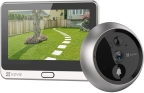 Ezviz CS-DP2C-R100-6E2WPFB-GD Disfrute de una seguridad visible en cualquier momento y en cualquier lugar.La DP2C, una cámara mirilla y timbre dos en uno, presenta un diseño moderno y elegante, así como últiples funciones avanzadas para montar guardia en su puerta principal. Disfrutará de imágenes nítidas, funciones inteligentes y la posibilidad de ver y hablar con los visitantes a través del monitor interior en color. Además, utilice la aplicación EZVIZ en su dispositivo móvil y reciba alertas de cualquier actividad sospechosa en su puerta.Mirilla disponible en dos coloresLa mirilla inteligente EZVIZ DP2C está diseñada para adaptarse a cualquier puerta de entrada para mantenerla limpia y ordenada. Puede elegir entre dos opciones de color para que combine consu puerta. Actualice su mirilla con calidad de vídeo de 1080pEl dispositivo DPC2 captura todas las actividades ante la puerta principal con resolución Full HD y posibilita la visualización de vídeos en tiempo real a través de tanto la aplicación EZVIZ como la pantalla en color para interiores. La gran pantalla de 4,3 in es especialmente útil para los ancianos y los niños, ya que les ayuda a ver más fácil y nítidamente quién está en el exterior.Suena y te avisa de quién llama a la puertaCuando el visitante pulsa el botón del timbre, usted oye un agradable tono de llamada gracias al timbre integrado en la DP2C, y recibe una videollamada en tiempo real en su teléfono. De este modo, sabrácómo responder incluso antes de abrir la puerta.Visión brillante para reducir los ángulos muertos, incluso con poca luzLa DP2C proporciona una cobertura visual óptima con su lente ultra gran angular de 155 grados, y ofrece una visión nocturna nítida de objetos situados a una distancia de hasta 5 metros. También es lo suficientemente inteligente como para cambiar automáticamente entre los modos diurno y nocturno.Diseño robusto y eleganteDiseñada con esmero, la DP2C se adapta perfectamente a su puerta con una instalación sencilla. La cámara exterior cuenta con un diseño antipinzamiento, por lo que es totalmente a prueba de manipulaciones, protegiendo la privacidad de su familia.Protección duradera con una batería de 3 meses de duraciónEquipada con una batería de litio recargable integrada de 4.600 mAh, la DP2C elimina cualquier cableado complejo. El tiempo en espera ampliado alcanza hasta 90 días² con su función inteligente de ahorro de energía.