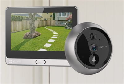 Ezviz CS-DP2-R100-6E3WPFBS Una mejor resolución significa incluso una seguridad superior, identificando fácilmente a los visitantes a través del monitor interior táctil o la aplicación EZVIZ con una calidad de vídeo nítida. La DP2 2K admite tonos de llamada personalizables y ayuda a añadir una capa adicional de seguridad para usted y su familia gracias a su detección inteligente de personas y a las alertas activadas por actividad. El monitor de gran tamaño, en color y táctil es muy fácil de usar, incluso para las personas mayores y los niños. Ya no hay necesidad de apoyarse en la puerta para mirar a través de una pequeña mirilla. Sabrá quién está fuera pulsando el botón de inicio. También es posible configurar la pantalla para que se encienda automáticamente cuando se detecten visitantes. Al funcionar como mirilla inteligente, la DP2 2K garantiza tanto la seguridad como la comodidad. Sepa de inmediato quién está a la puerta y por qué. Gestione cualquier situación aunque no esté en casa. Incluso cuenta con un distorsionador de voz en el caso de que no desee ser reconocido.