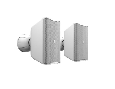 Ld-Systems LDDQOR3W Para uso en interiores y exteriores, certificado por IP65 (DQOR 3) e IP55 (DQOR 5 y 8).Rejilla frontal de aluminio anticorrosiva.Diseño elegante y dinámico apropiado para cualquier entorno.Disponible en blanco y negro. Sonido magnífico y equilibrado gracias al sistema de 2 vías. Sistema de montaje en la pared con cierre deslizante que oculta las conexiones integradas.Woofer cónico de papel preparado para la intemperie y controlador de alta frecuencia de titanio refrigerado por FerroFluid™Ángulo de cobertura ancha (120° horizontal y 80° vertical).Guía de ondas optimizada en los módulos posteriores para un sonido equilibrado. Disponible en modelos de 3, 5 y 8 pulgadas. Disponible en dos conexiones distintas: de baja impedancia (8?ohmios) o como una versión de 70/100?V con varias tomas de transformador que puede utilizarse con baja impedancia (16?ohmios).