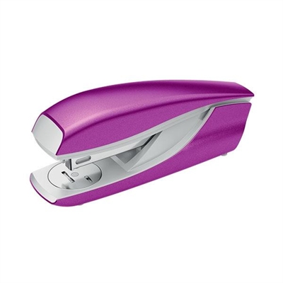 Petrus 624330 Grapadora De Oficina Metalica De Color Violeta. Es Compatible Con Grapas 22/6 24/6 Y 26/6. Profundidad De 40 Mm. Dispone De Diferentes Tipos De Grapado: Abierto Cerrado Y Clavado Y Su Capacidad Es De Hasta 30 Hojas.