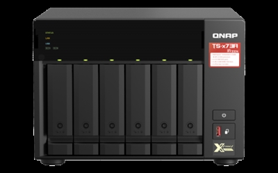 Qnap TS-673A-SW5T QNAP TS-673A. Capacidad de almacenamiento total instalado: 36 TB, Tipo de unidades de almacenamiento instaladas: Unidad de disco duro, Tipos de unidades de almacenamiento admitidas: HDD & SSD. Familia de procesador: AMD Ryzen, Fabricante de procesador: AMD, Modelo del procesador: V1500B. Memoria interna: 8 GB, Tipo de memoria interna: DDR4, RAM máximo soportado: 64 GB. Ethernet LAN, velocidad de transferencia de datos: 10,100,1000,2500 Mbit/s. Tipo de chasis: Torre, Tipo de enfriamiento: Activo, Color del producto: Antracita