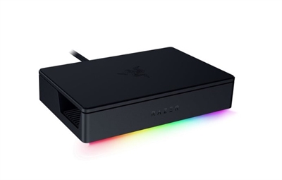 Razer RC21-02310100-R3M1 El dispositivo portátil Razer Chroma ofrece el escenario perfecto para un dispositivo portátil o tableta para juegos. La estación de acoplamiento ofrece tres puertos USB-A para controladores o dispositivos adicionales, un puerto Ethernet de 1 GB para un rendimiento estable y una salida HDMI 2.0 para jugar en la pantalla grande. El soporte de pantalla integrado le da un descanso a tus brazos. Simplemente configure el ángulo deseado y comience. El diseño plegable es fácil de instalar y guardar, y la carcasa de aluminio sólido está construida para soportar los rigores del viaje. Los dispositivos portátiles o tabletas se pueden recargar utilizando 100 W Power Delivery con carga de paso a través de USB-C. La iluminación Razer Chroma RGB crea la atmósfera adecuada.