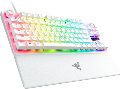Razer RZ03-04981700-R3M1 Conmutador óptico analógico Razer Gen-2: Maximiza la precisión y la respuesta con nuestros conmutadores más avanzados que incorporan Rapid Trigger para entradas repetitivas ultrarrápidas, un rango de actuación ajustable de 0,1-4,0 mm y una vida útil de 100 millones de pulsaciones. Modo De Activación Rápida: Pulsa y suelta las teclas repetidamente a una velocidad mucho más rápida de lo que es físicamente posible en los teclados estándar. Gracias a la capacidad de restablecer las teclas con el menor movimiento del dedo, experimentarás una mejora en la velocidad que te resultará especialmente útil para los movimientos en juegos en primera y tercera persona. Ajustes rápidos integrados Rueda digital multifunción y botones de control dedicados. Forma tenkeyless con placa superior de aluminio: Más espacio para manejar el ratón con un diseño aerodinámico que aguanta los golpes gracias a una carcasa sólida y resistente a la torsión con una placa superior de aluminio cepillado..Reposamuñecas magnético de polipiel firme: Diseñado para acoplarse perfectamente al teclado, el reposamuñecas de polipiel proporciona un firme apoyo ergonómico para las muñecas, especialmente vital para largos periodos de entrenamiento y competición.