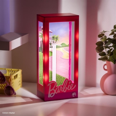 Redstring PP11884BR Paladone Barbie Doll Display Case. Tipo de producto: Iluminación de ambiente, Color del producto: Rosa, Localización adecuada: Universal. Alimentación: Batería, USB, Tipo de batería: AA. Ancho: 150 mm, Profundidad: 90 mm, Altura: 345 mm. Cantidad por paquete: 1 pieza(s), Ancho del paquete: 155 mm, Profundidad del paquete: 95 mm. País de origen: China