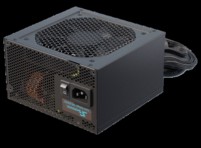 Seasonic SSR-850FM Seasonic G12 GM. Potencia total: 850 W, Voltaje de entrada AC: 100 - 240 V, Corriente de entrada: 10 A. Alimentador de energía para tarjeta madre: 20+4 pin ATX, Longitud del cable de alimentación de la placa base: 55 cm, Longitud del cable de alimentación periférico (Molex): 690 mm. Utilizar con: PC, Factor de forma de fuente de alimentación (PSU): ATX, Certificación 80 PLUS: 80 PLUS Gold. Color del producto: Negro, Tipo de enfriamiento: Activo, Diámetro de ventilador: 12 cm. Cables incluidos: Corriente alterna, PCIe, Peripheral (Molex), SATA