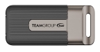 Team-Group TPSEG5004T0C102 Diseño Exquisito y Máxima ConvenienciaAl ser un SSD ligero del tamaño de la palma de la mano con tan solo 22g, resulta conveniente llevar todos tus datos contigo a donde vayas, convirtiéndolo en el compañero perfecto para estar en movimiento y en viajes de negocios.Alta Velocidad de 2,000 MB/s en Cualquier Momento y LugarCon una velocidad de transmisión máxima de hasta 2,000 MB/s, la transferencia de archivos de presentación solo toma 5 segundos en el SSD, permitiéndote disfrutar de un almacenamiento ultrarrápido en cualquier momento.Interfaz Tipo C para Productividad en MovimientoCon una interfaz Tipo C, puede conectarse con computadoras, tabletas y teléfonos inteligentes que tengan puertos Tipo C, satisfaciendo las necesidades de los profesionales para trabajar en cualquier momento y lugar, garantizando una conectividad instantánea.Gran Capacidad de 4TB para Almacenamiento y Respaldo ConfiablesDisponible en opciones de capacidad de 1TB, 2TB y 4TB, el producto garantiza un almacenamiento completo de datos y copias de seguridad sin preocupaciones.Funciona como un Accesorio Elegante además de ser un SSD ExternoCon un diseño de agujero para colgar, se puede sujetar a mochilas o usar como llavero, añadiendo un toque de estilo a tu transporte diario.Certificación de Protección IP54Con la certificación de resistencia al polvo y salpicaduras IP54, y un diseño de cubierta de silicona para el puerto Tipo C, previene eficazmente la entrada de polvo y la salpicaduras de agua desde cualquier dirección, asegurando un uso diario sin preocupaciones.Envase Ambientalmente SostenibleAl usar un empaque reciclable que ha pasado por numerosas rondas de experimentación y mejora de diseño, encarna los esfuerzos de sostenibilidad de TeamGroup para nuestro planeta y nuestra determinación en cumplir con las responsabilidades corporativas.