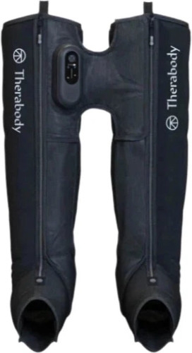 Therabody JB0004131-3A1M Recuéstese, relájese y recargue sus piernas con JetBoots Prime: las zapatillas de recuperación inalámbricas y ultra portátiles que se pliegan como un pantalón para que pueda disfrutar de la compresión neumática basada en la ciencia en cualquier lugar. Diseñado para ser fácil de transportar y ligero sin comprometer el rendimiento, este dispositivo de compresión para las piernas ayuda a reducir el dolor, acelerar la recuperación y mejorar el rendimiento. Utiliza una presión precisa y secuencial que mejora la circulación y aporta oxígeno y nutrientes a los músculos. Utilice la compresión donde quiera para mejorar el flujo sanguíneo, reducir la rigidez y mejorar la movilidad, lo que puede reducir el riesgo de lesiones. A continuación, utilícela en los días de descanso para sujetar los músculos y prevenir el dolor. Las sesiones de compresión más cortas también pueden ser un calentamiento eficaz antes de los partidos, entrenamientos o sesiones de práctica, así como un impulso de recuperación rápida entre partidos durante los torneos. Personalice su tratamiento con ajustes de tiempo y presión para satisfacer las necesidades de su cuerpo.