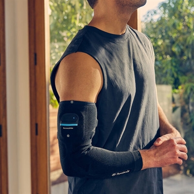 Therabody TB02764-01 Conoce RecoveryPulse Arm, la manga de recuperación más avanzada del mercado. La compresión, la vibración y el tejido FlowKnit se combinan en una sola manga para facilitar el alivio del dolor y la recuperación específica estés donde estés, sin reducir la velocidad.Ajuste cómodo, incluso bajo la ropa.