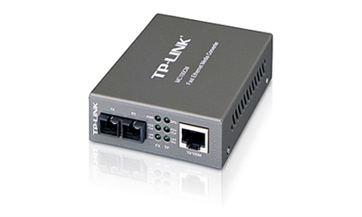 Tp-Link MC100CM - Cumple las normas 802.3u 10/100Base-TX, 100Base-FX.- Posibilidad de configurar el conmutador para modos de transferencia Half-Duplex / Full-Duplex para el puerto FX.- Aumenta el alcance de la fibra óptica hasta 2kmEl MC100CM es un convertidor multimedia diseñado para convertir fibra 100BASE-FX a cable 100Base-TX o viceversa.Diseñado conforme a las normas IEEE 802.3u 10/100Base-TX y 100Base-FX, el MC100CM se utiliza con fibra óptica multimodo utilizando el conector SC.El MC100CM soporta láser de onda corta (SX) a una tasa de transferencia de velocidad completa de cable. Funciona a 1310nm transmitiendo y recibiendo datos.Otras características de este módulo son la posibilidad de uso como dispositivo independiente (sin necesidad de bastidor o con el bastidor del sistema de 19” de TP-LINK’s, Auto MDI/MDI-X para el puerto TX, Autonegociación de modo duplex en el puerto TX, y LEDs de estado en el panel frontal.El MC100CM transmite mediante fibra óptica multimodo aumentando la distancia de la fibra hasta 2 kilómetros.